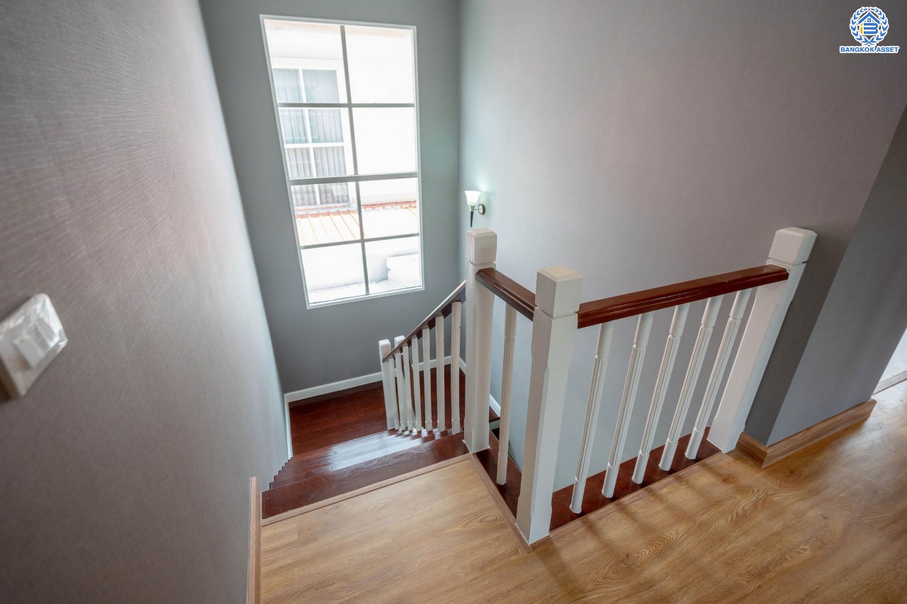 บ้านมือสองตกแต่งใหม่ ม.คาซ่าวิลล์ ราชพฤกษ์-รัตนาธิเบศร์1 แบรนด์ Q.House ต่อเติมครบพร้อมเข้าอยู่ เนื้อที่ 86 ตร.ว. ฟังก์ชันจัดเต็ม 3 ห้องนอน 3 ห้องน้ำ 1 ห้องอเนกประสงค์ 1 ห้องแม่บ้าน จอดรถได้ 2 คัน บนทำเลศักยภาพ ติดถนนราชพฤกษ์ และเพียง 10 นาทีถึงรถไฟฟ้า "สถานีบางรักน้อยท่าอิฐ"